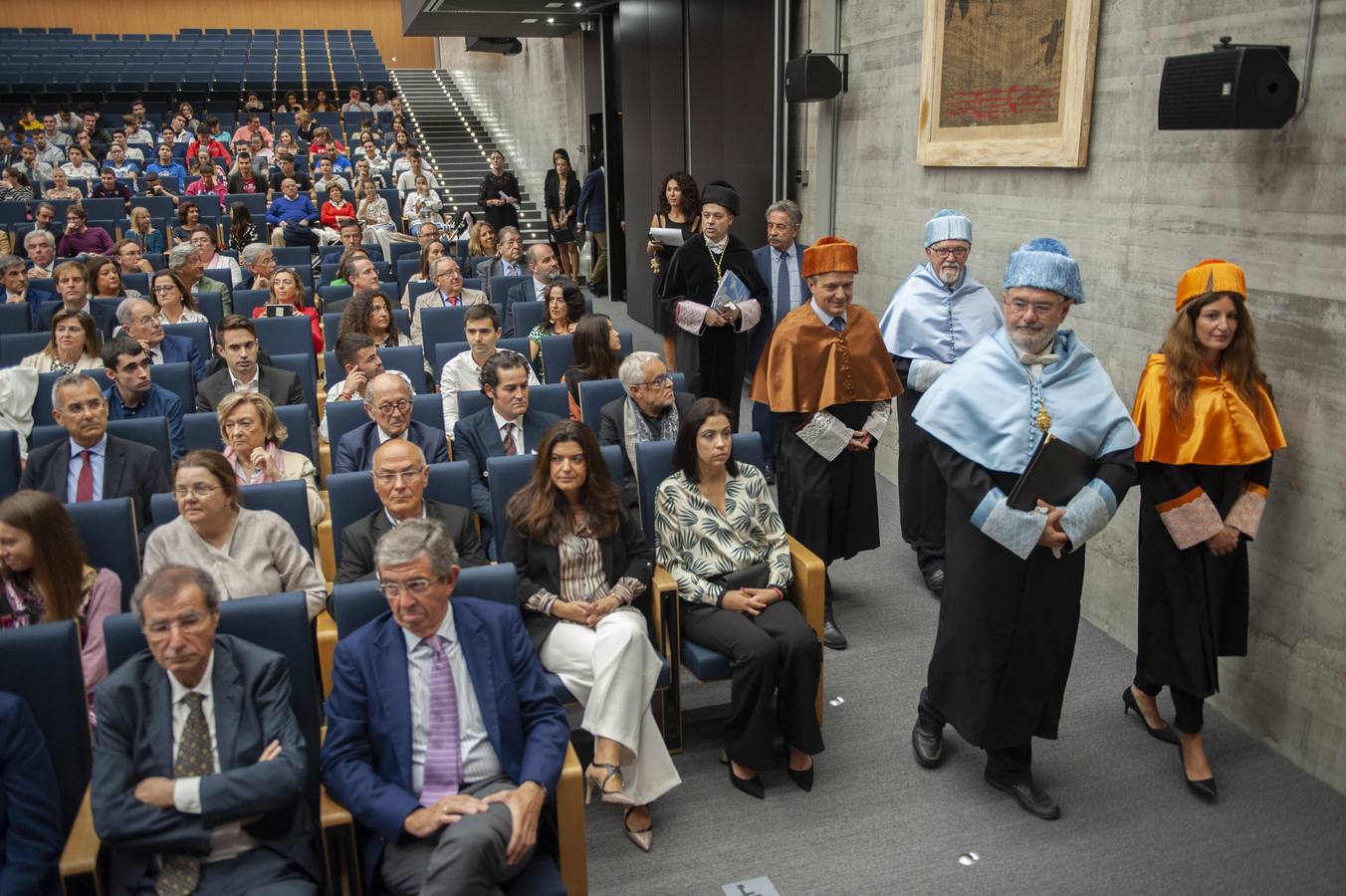 El rector de Uneatlántico entrega la medalla a Manuel Ángel Castañeda.