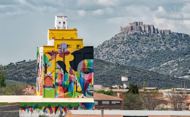 Intervención de Okuda en las fachadas de un silo de Ciudad Real realizada en el marco del proyecto 'Titanes'. 