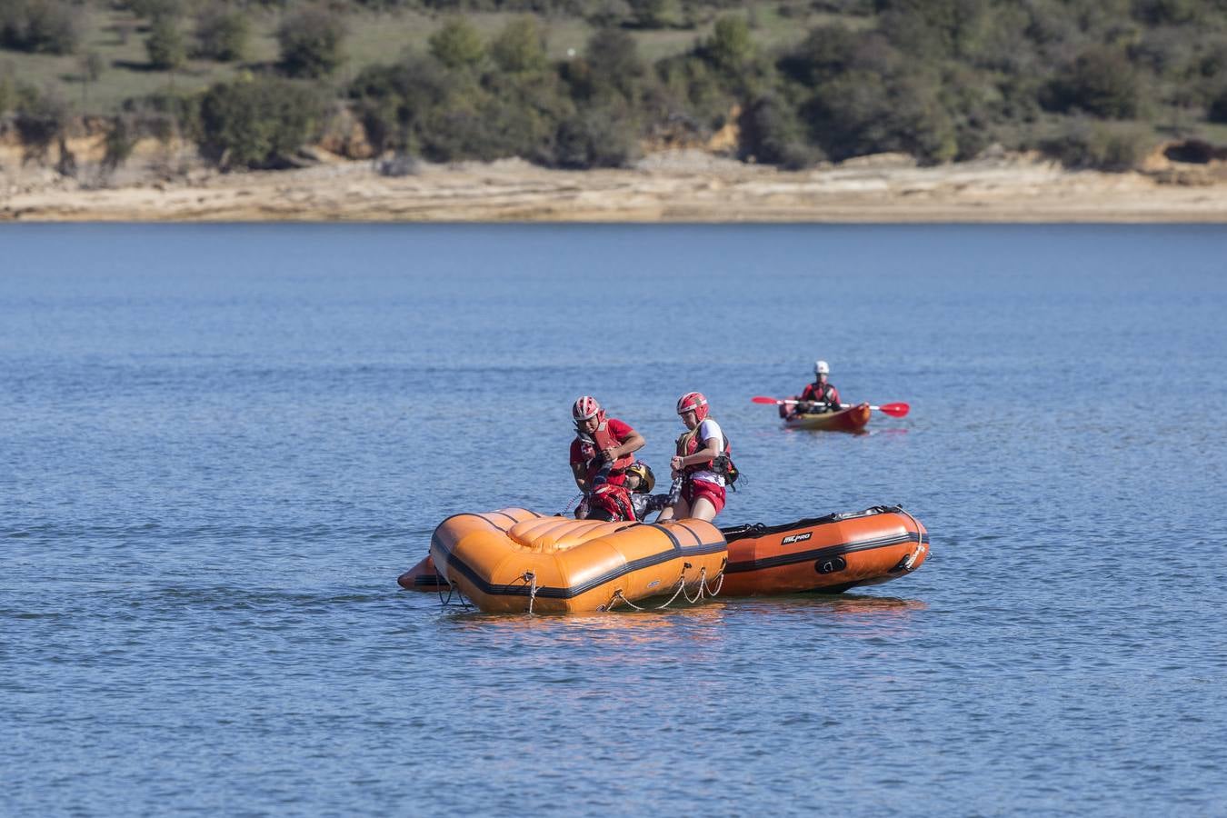 Fotos: Simulacro de rescate de personas con discapacidad en el pantano del Ebro