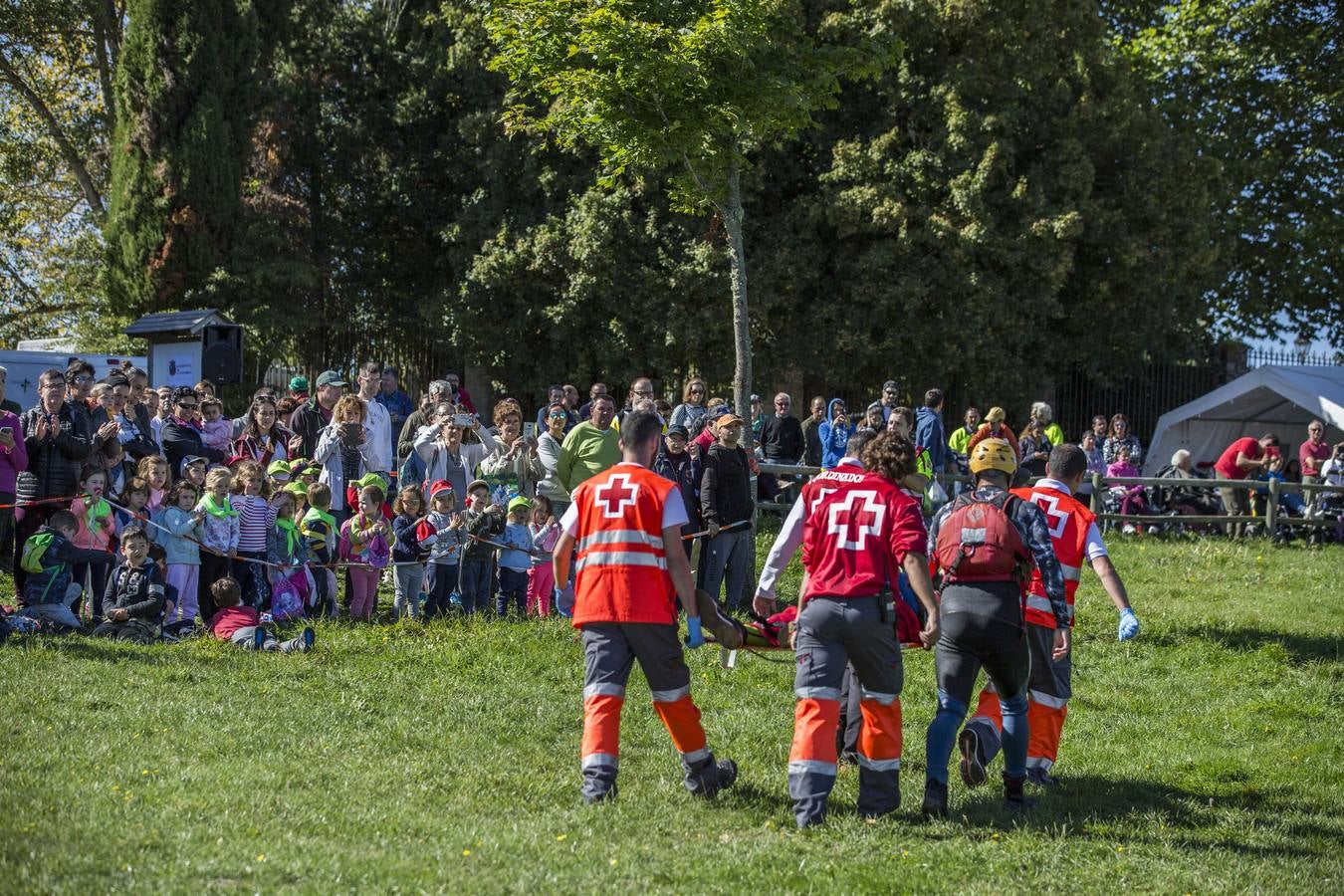 Fotos: Simulacro de rescate de personas con discapacidad en el pantano del Ebro