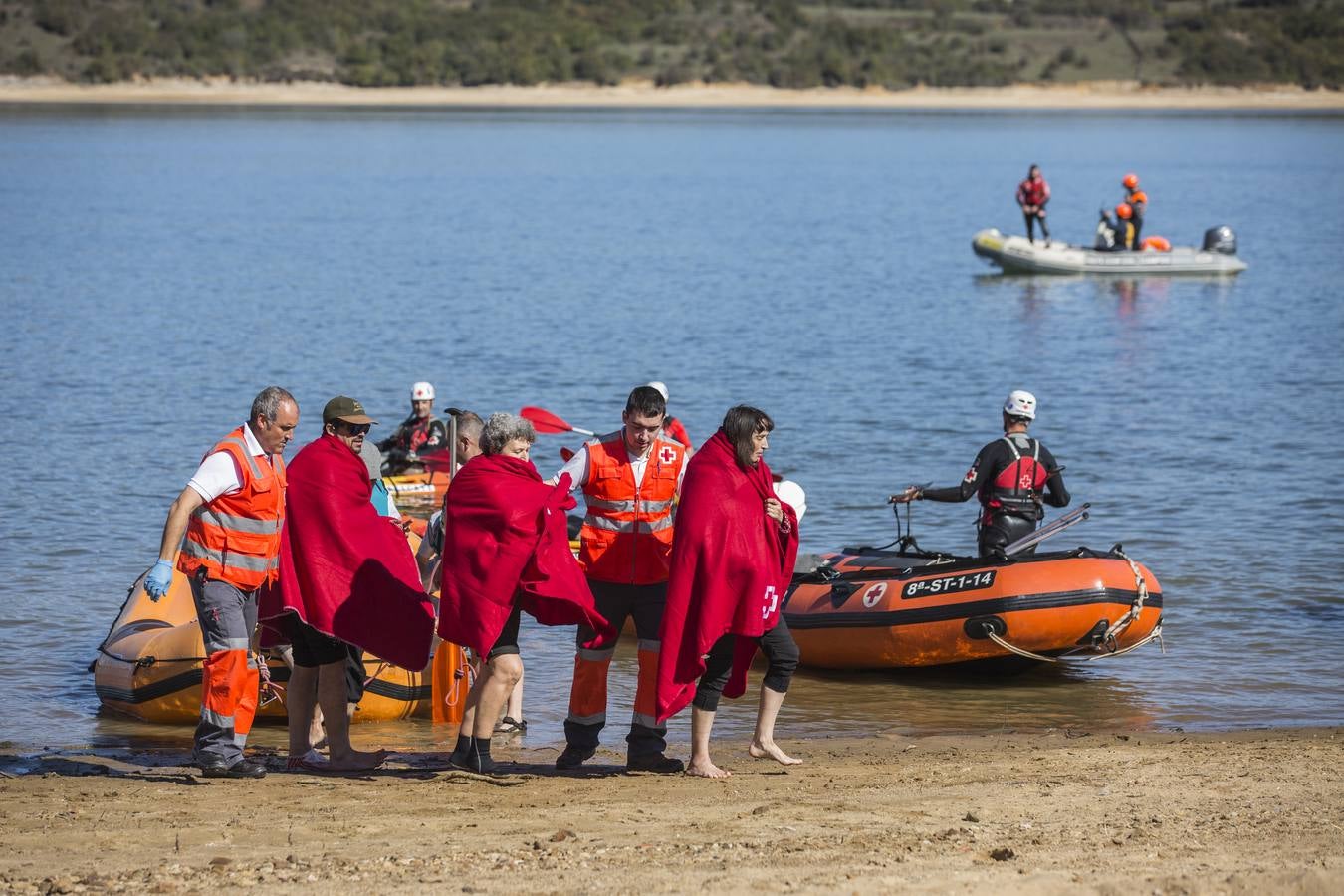 Fotos: Simulacro de rescate de personas con discapacidad en el pantano del Ebro