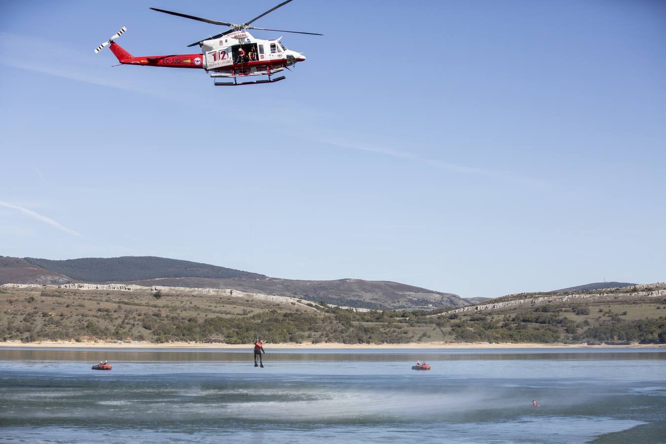 Fotos: Simulacro de rescate de personas con discapacidad en el pantano del Ebro