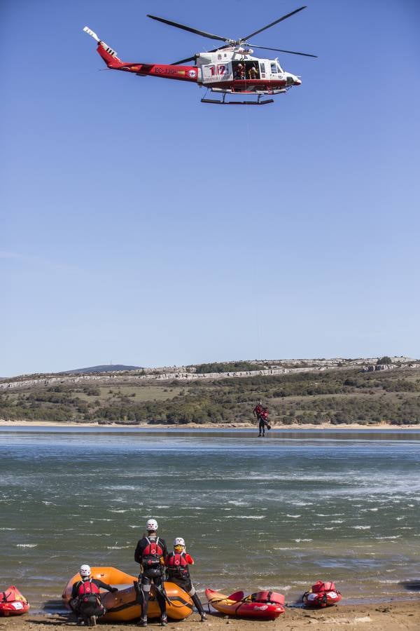 Fotos: Simulacro de rescate de personas con discapacidad en el pantano del Ebro