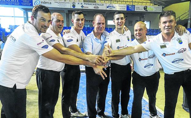 Sebi Iturbe,Senén Castillo, Víctor, Nel y José Manuel González, Jesús Salmón y Rubén Haya celebran uno de los títulos en Cañas.