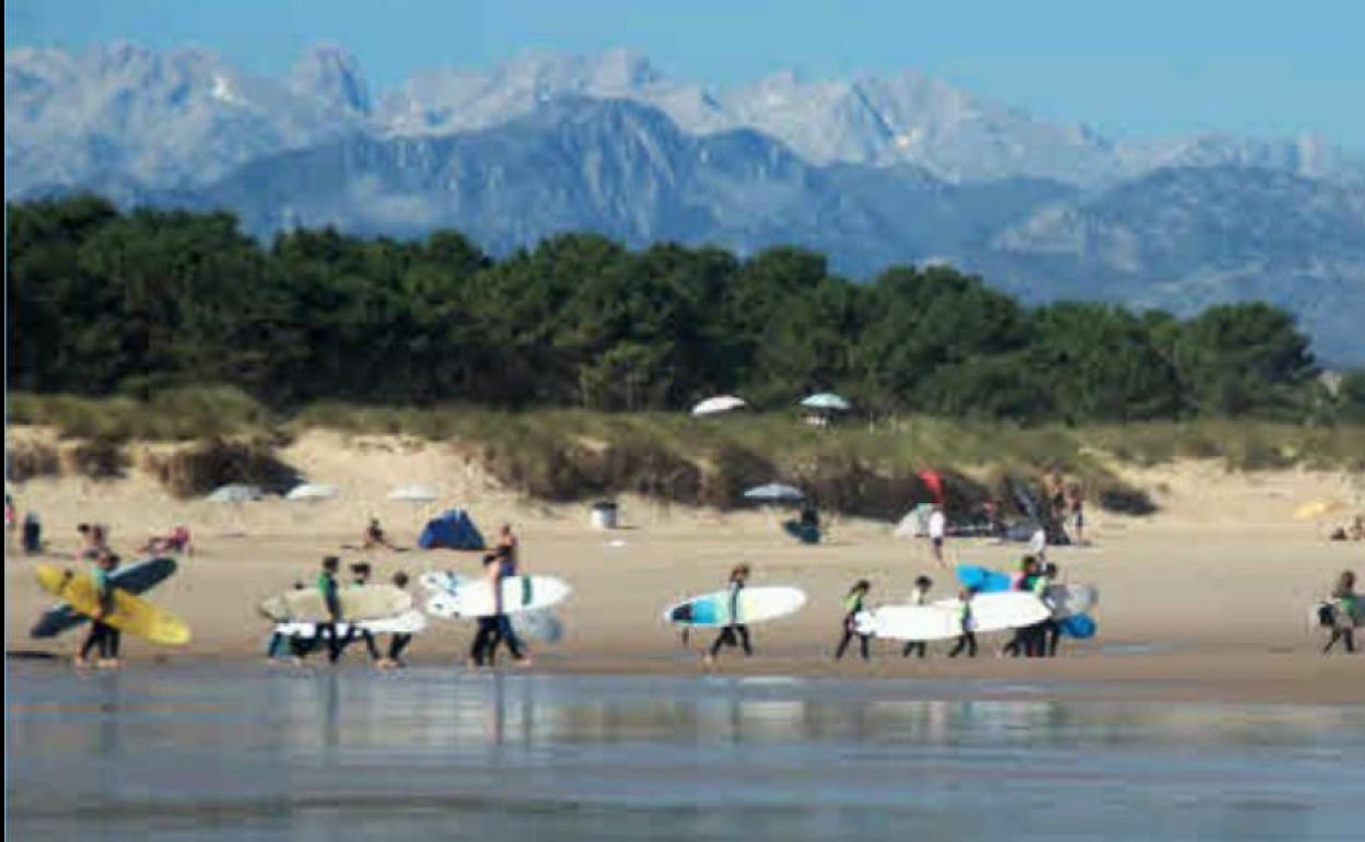 Alumnos de una escuela de surf en San Vicente.