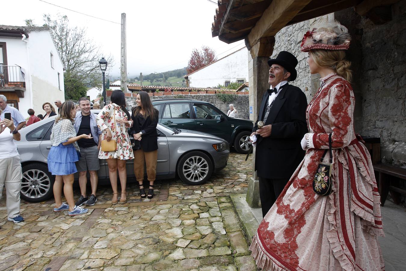 Personajes ilustres, seres mitológicos, un mercado y juegos tradicionales han sido hoy sábado los ingredientes principales de una jornada de puertas abiertas en el Pueblo de Cantabria 2018