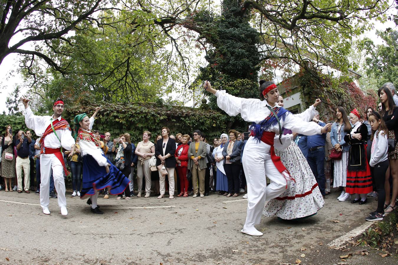 Personajes ilustres, seres mitológicos, un mercado y juegos tradicionales han sido hoy sábado los ingredientes principales de una jornada de puertas abiertas en el Pueblo de Cantabria 2018