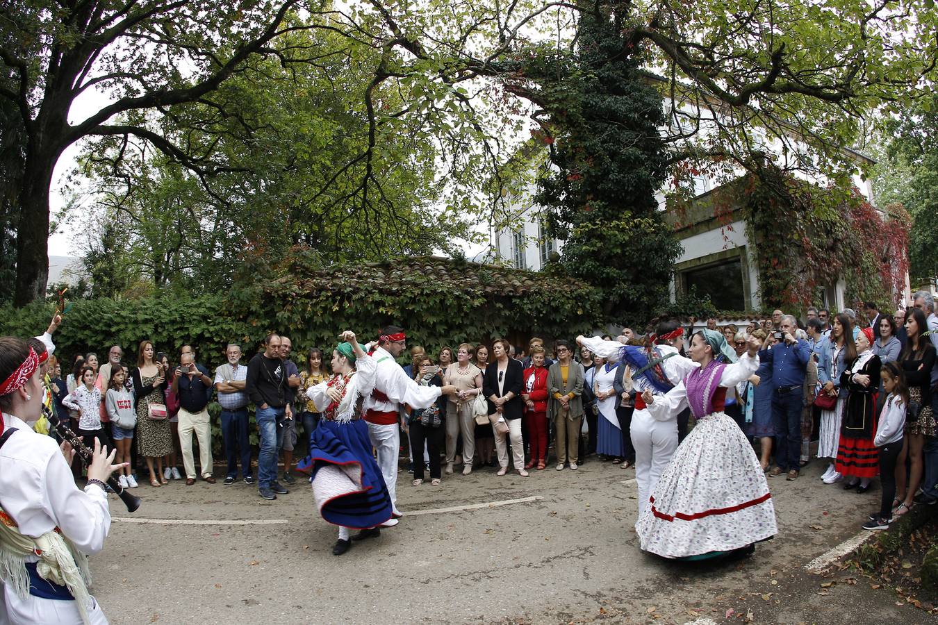 Personajes ilustres, seres mitológicos, un mercado y juegos tradicionales han sido hoy sábado los ingredientes principales de una jornada de puertas abiertas en el Pueblo de Cantabria 2018