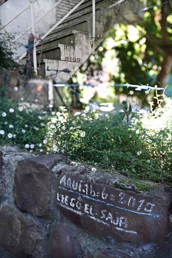 Imagen - Una piedra manuscrita recuerda hasta dónde llegó el Saja el 16 de junio de 2010. Existe otra, a escasos metros, que recuerda hasta dónde llegó el 23 de enero de 2019. Foto: Javier Rosendo