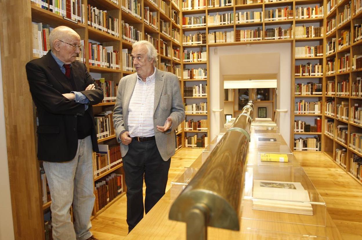 Marío Camus y Manuel Gutiérrez Aragón conversaron con Jesús Ruiz Mantilla sobre su trayectoria literaria y cinematográfica en la Torre de Don Borja.