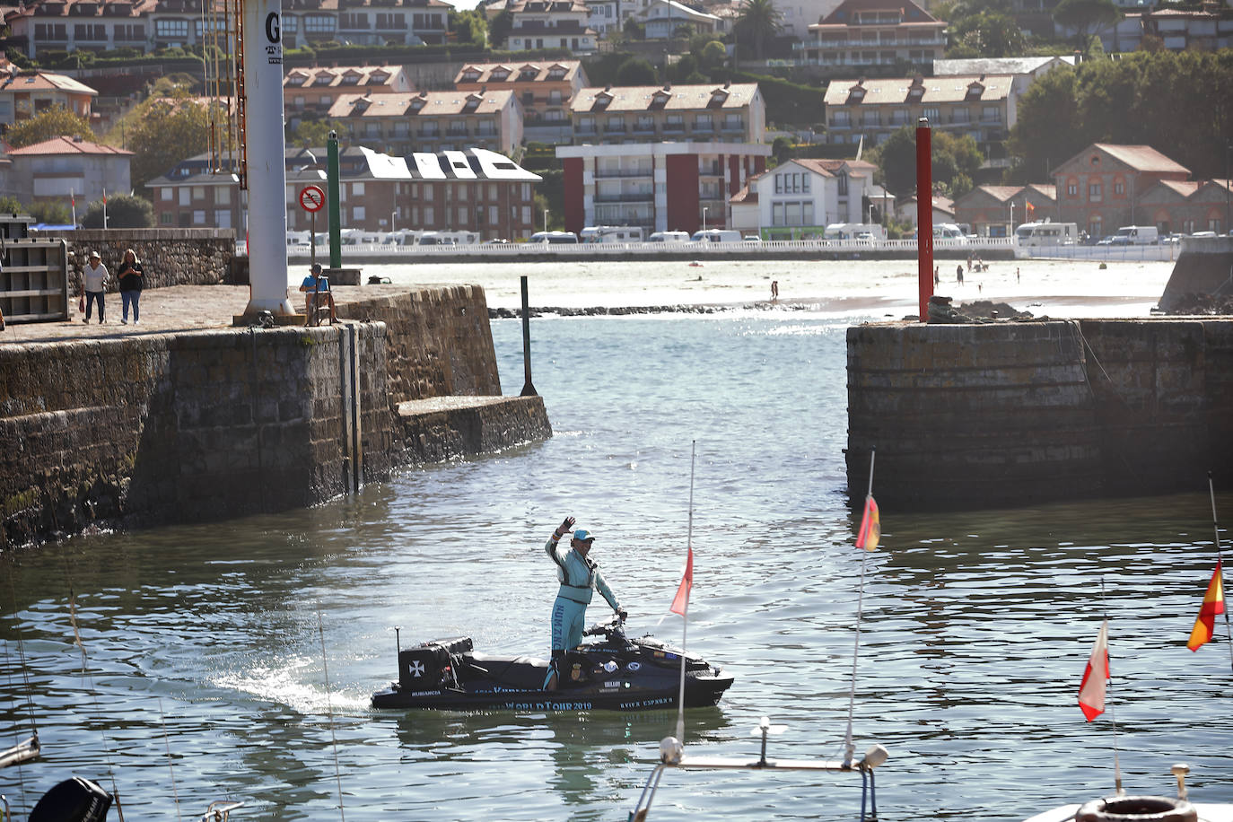 Fotos: Álvaro de Marichalar llega a Cantabria surcando los mares