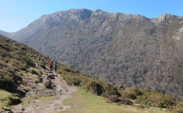 Fotos: Ruta hasta el Pico Pienzu para disfrutar de una gran panorámica de los Picos de Europa y la costa