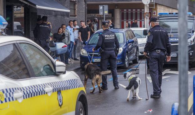 Policías nacionales y locales durante la redada llevada a cabo en el pub 'Vendetta' de Puertochico.