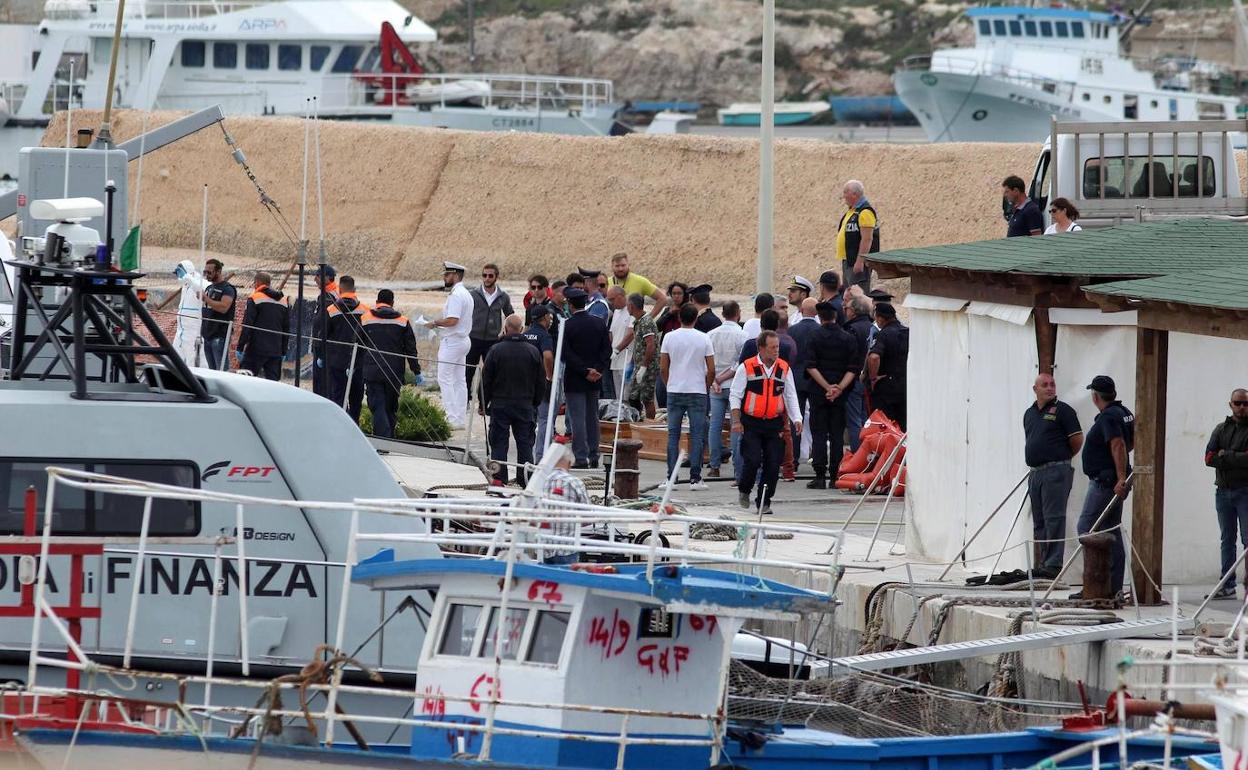 Las autoridades italianas desembarcan en Lampedusa los cuerpos de los inmigrantes muertos al volcar su embarcación