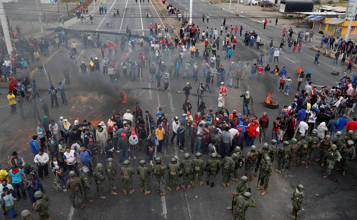 Una persona muere en las protestas contra el alza de combustibles en Ecuador