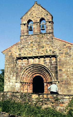 Portada de la iglesia románica de Santa Juliana, en Lafuente, declarada Bien de Interés Cultural en 1984.