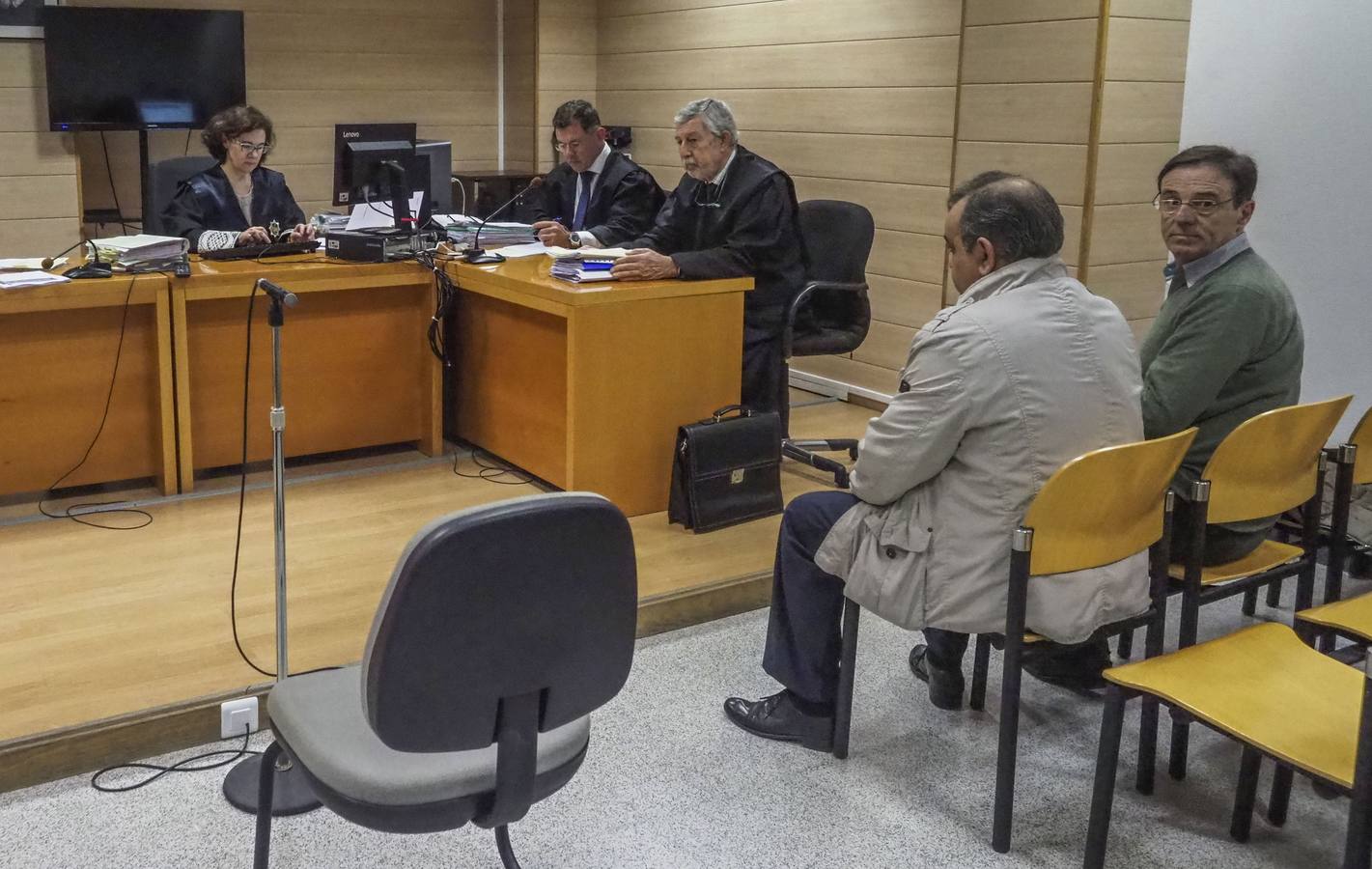 Los dos acusados, Sámano e Higuera (mirando hacia atrás), en el juicio que fue aplazado en febrero de 2019