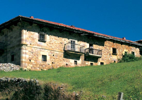 Imagen secundaria 2 - Detalle de la casa del Conde de Rábago, en Lombraña. Casona en el pueblo de Lombraña. Casona de los Coroneles, en Puente Pumar.