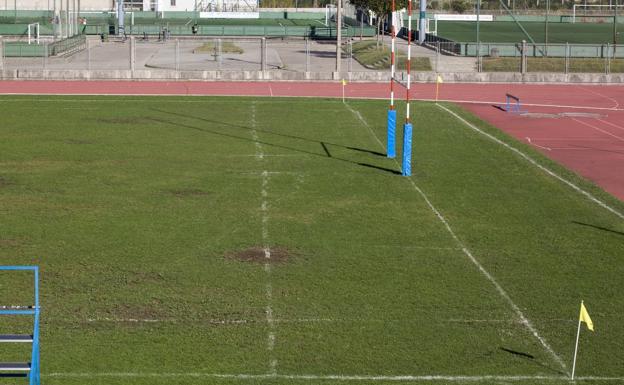 Imagen principal - Piedras, palos y clavos en el campo de rugby de La Albericia