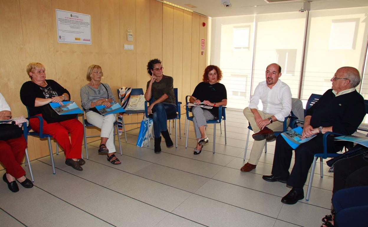 Imagen de una de las sesiones en las que ha participado el concejal de Servicios Sociales del Ayuntamiento de Santander (segundo por la derecha).