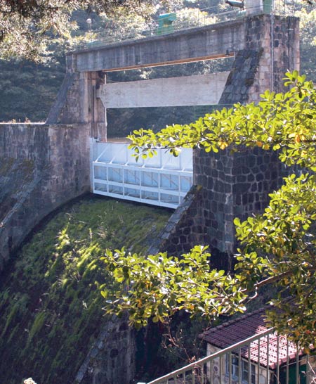 Presa del embalse de La Lastra.