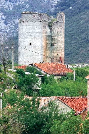 Imagen secundaria 2 - Casona solariega de los Cosío, en Cosío. Casona La Campona, en Celis. Torre de Rubín de Celis, en Obeso.