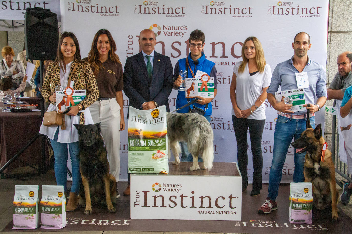 Ganadores en la categoría de mejor educados. Primer premio, Fubuki, border collie de Gabriel Sánchez Maestro. Segundo premio, Iron, pastor belga terrier de Sandra Calleja Martínez. Tercer premio, Thor, malinois de Alejandro González Revilla.