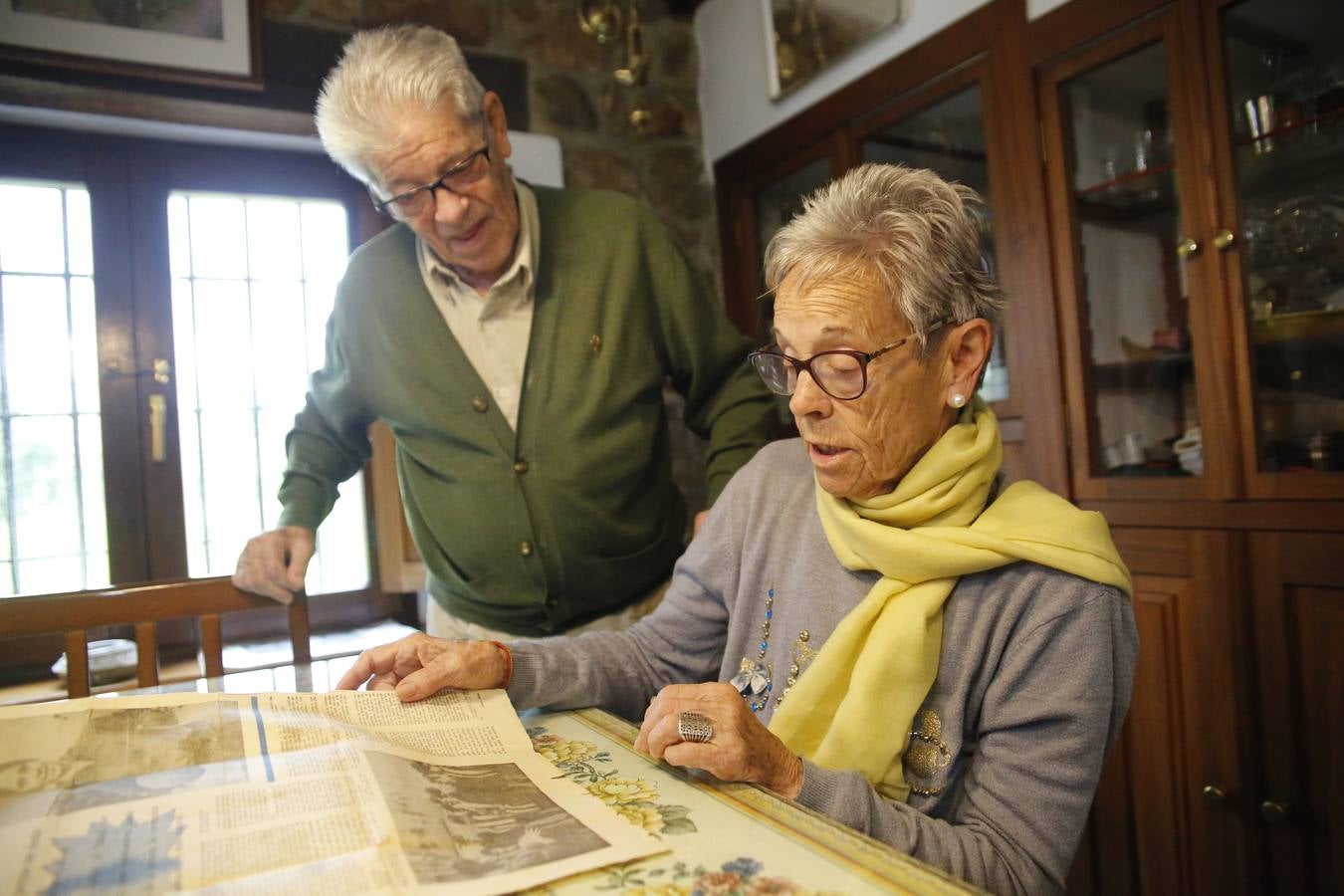 Amelia y Arsenio repasando los recortes de prensa que recogieron su gesta