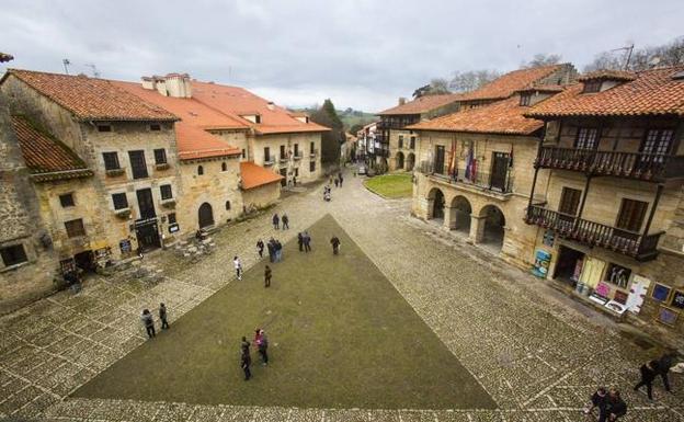 Imagen de archivo de la plaza del Ayuntamiento de Santillana del Mar.