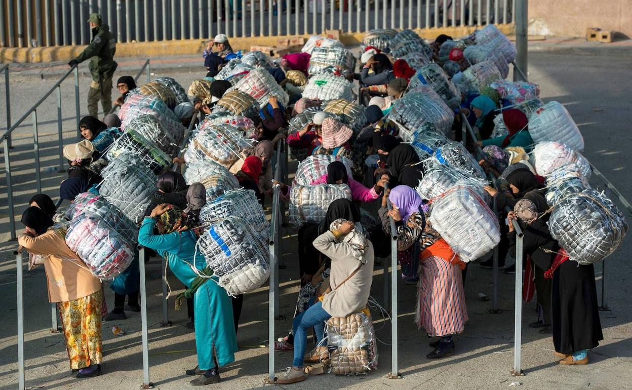 Porteadores esperando para pasa a Marruecos en la frontera del Tarajal, en Ceuta.