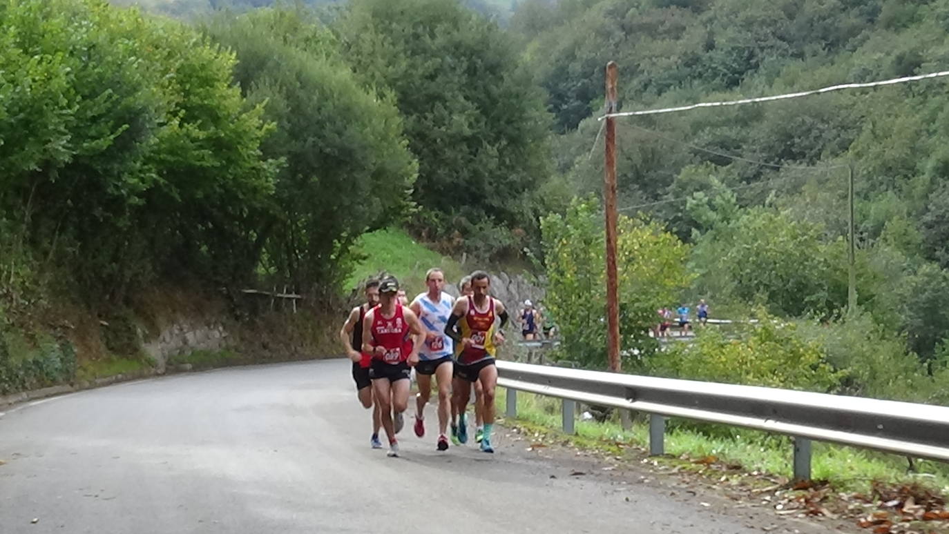 A la derecha, la cántabra Merche Palacios en la subida al Angliru.