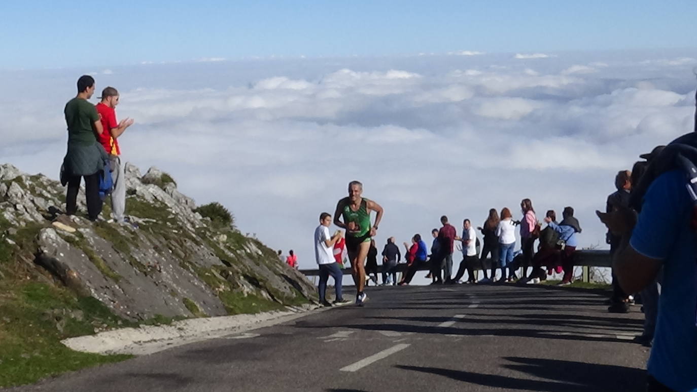 A la derecha, la cántabra Merche Palacios en la subida al Angliru.