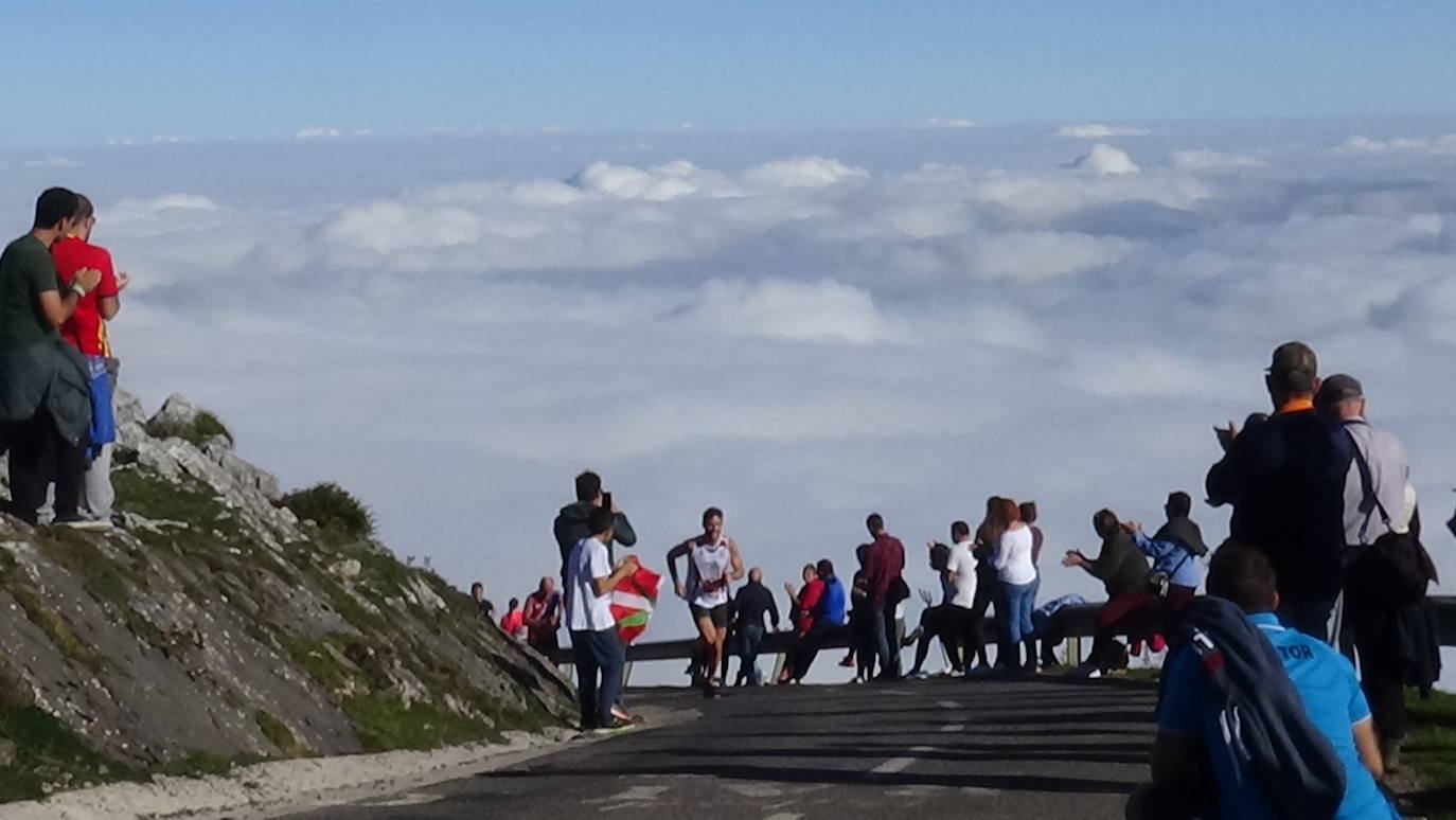 A la derecha, la cántabra Merche Palacios en la subida al Angliru.