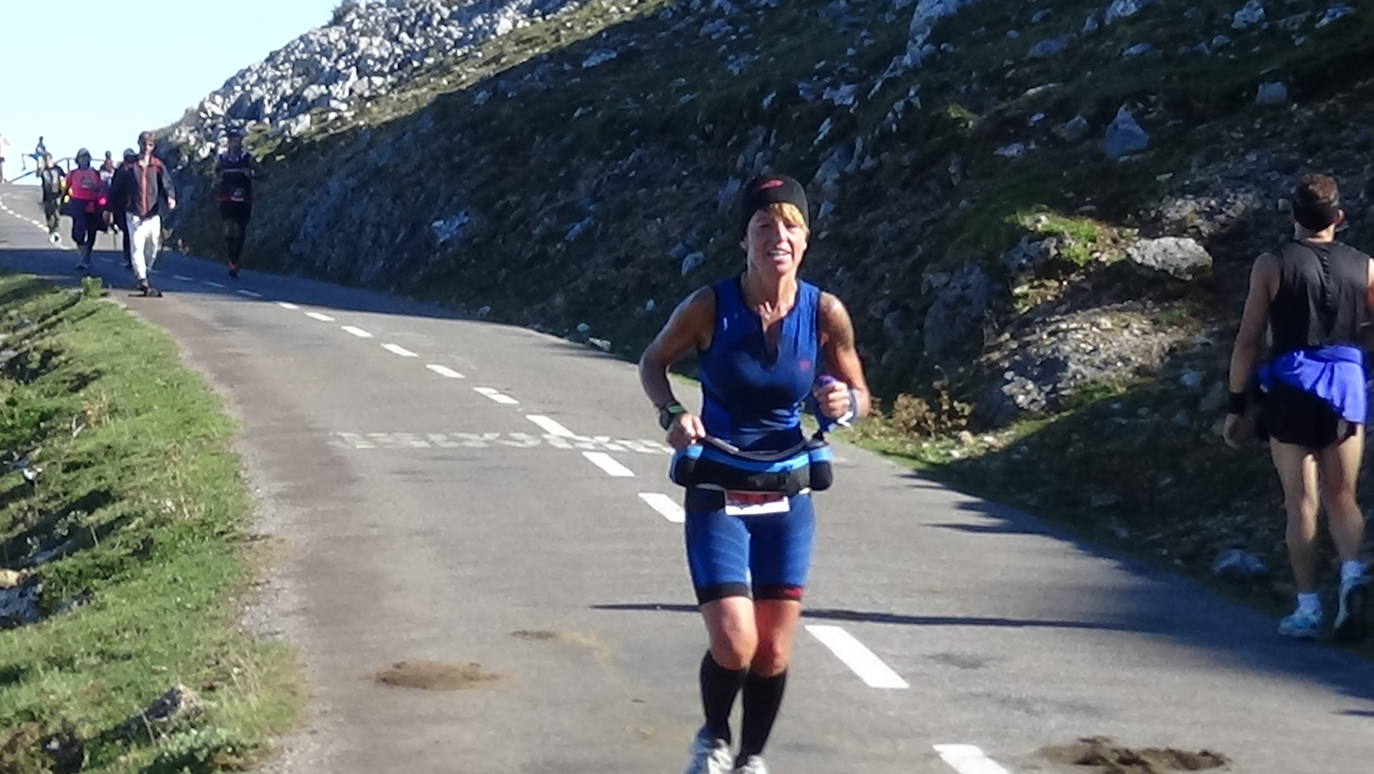 A la derecha, la cántabra Merche Palacios en la subida al Angliru.