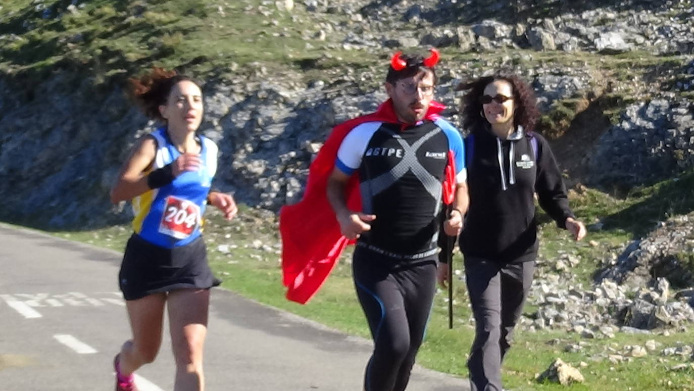 A la derecha, la cántabra Merche Palacios en la subida al Angliru.