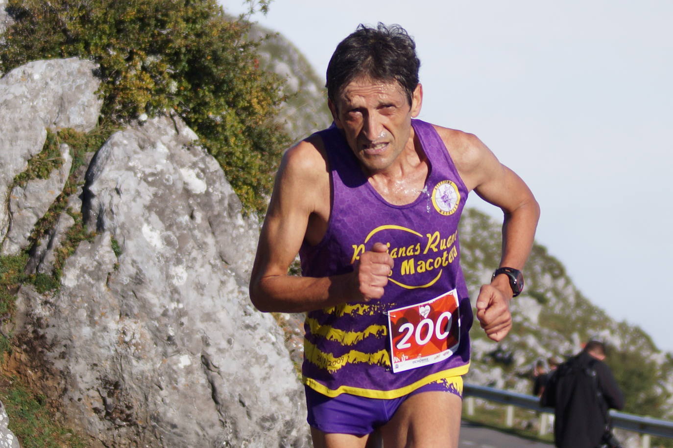 A la derecha, la cántabra Merche Palacios en la subida al Angliru.