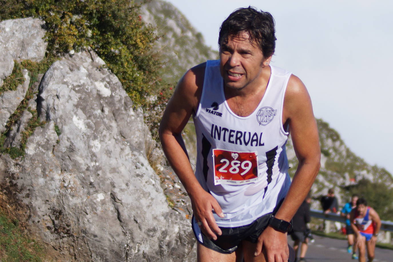 A la derecha, la cántabra Merche Palacios en la subida al Angliru.