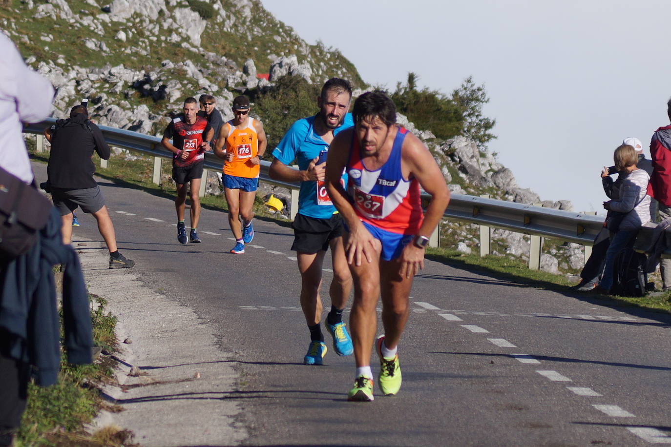 A la derecha, la cántabra Merche Palacios en la subida al Angliru.