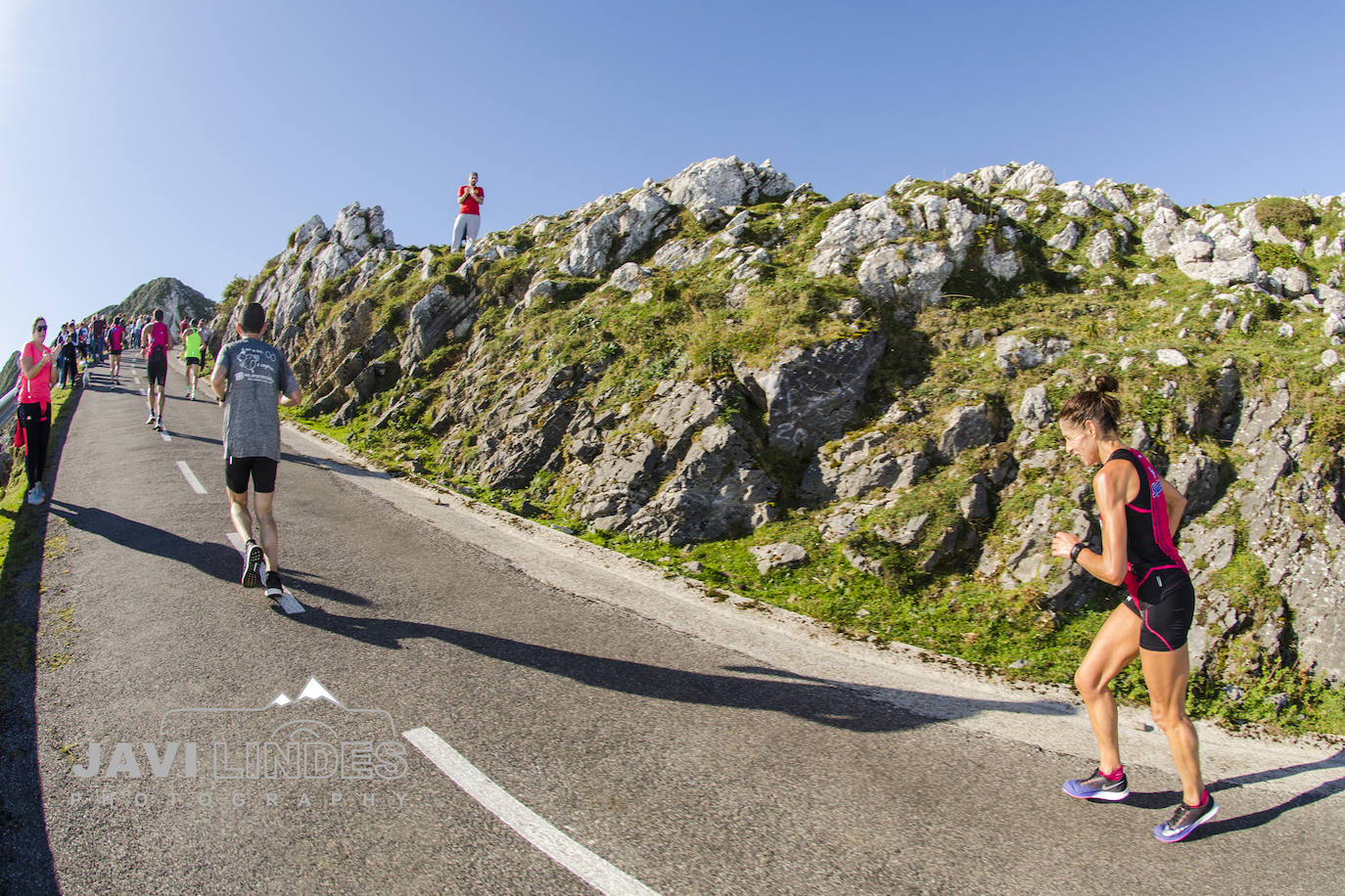 A la derecha, la cántabra Merche Palacios en la subida al Angliru.