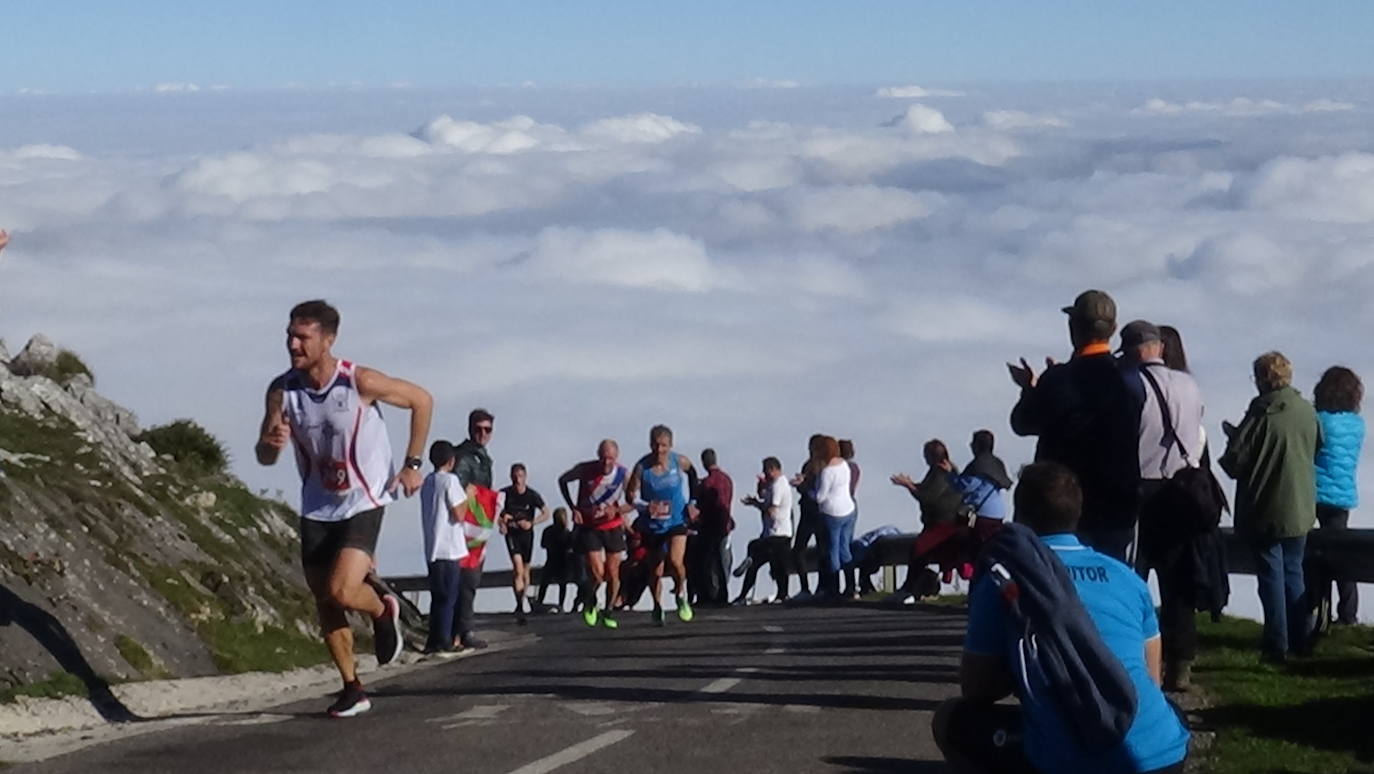 A la derecha, la cántabra Merche Palacios en la subida al Angliru.