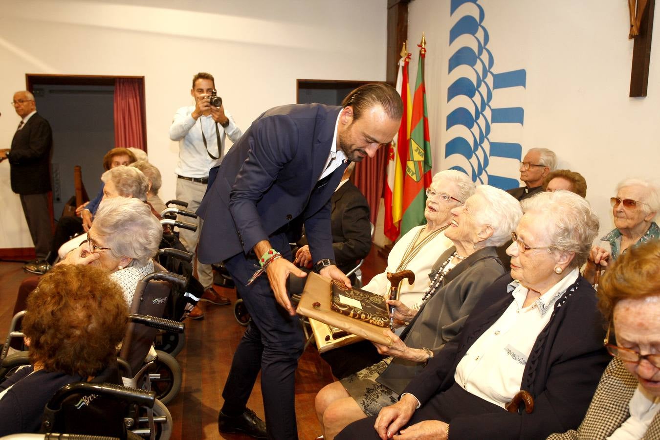 Fotos: La Fundación Asilo de Torrelavega brinda un homenaje a los 32 mayores que en 2019 han cumplido los 90 años de edad