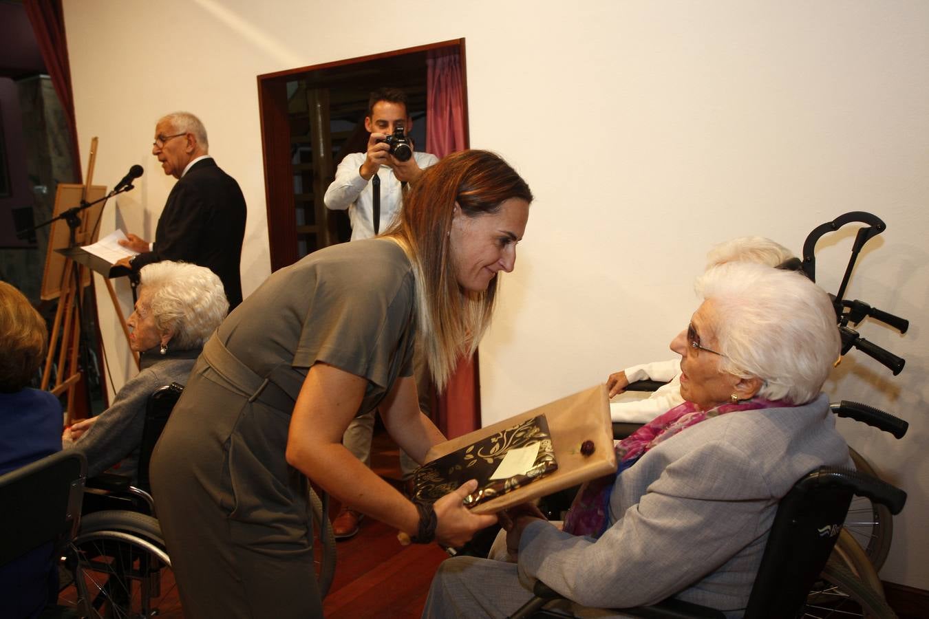 Fotos: La Fundación Asilo de Torrelavega brinda un homenaje a los 32 mayores que en 2019 han cumplido los 90 años de edad