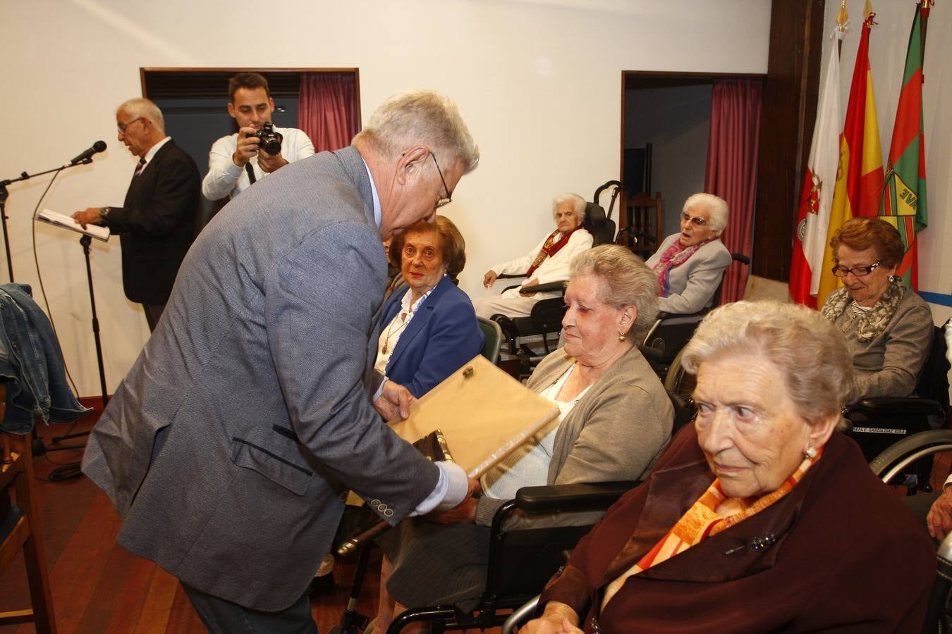 Fotos: La Fundación Asilo de Torrelavega brinda un homenaje a los 32 mayores que en 2019 han cumplido los 90 años de edad