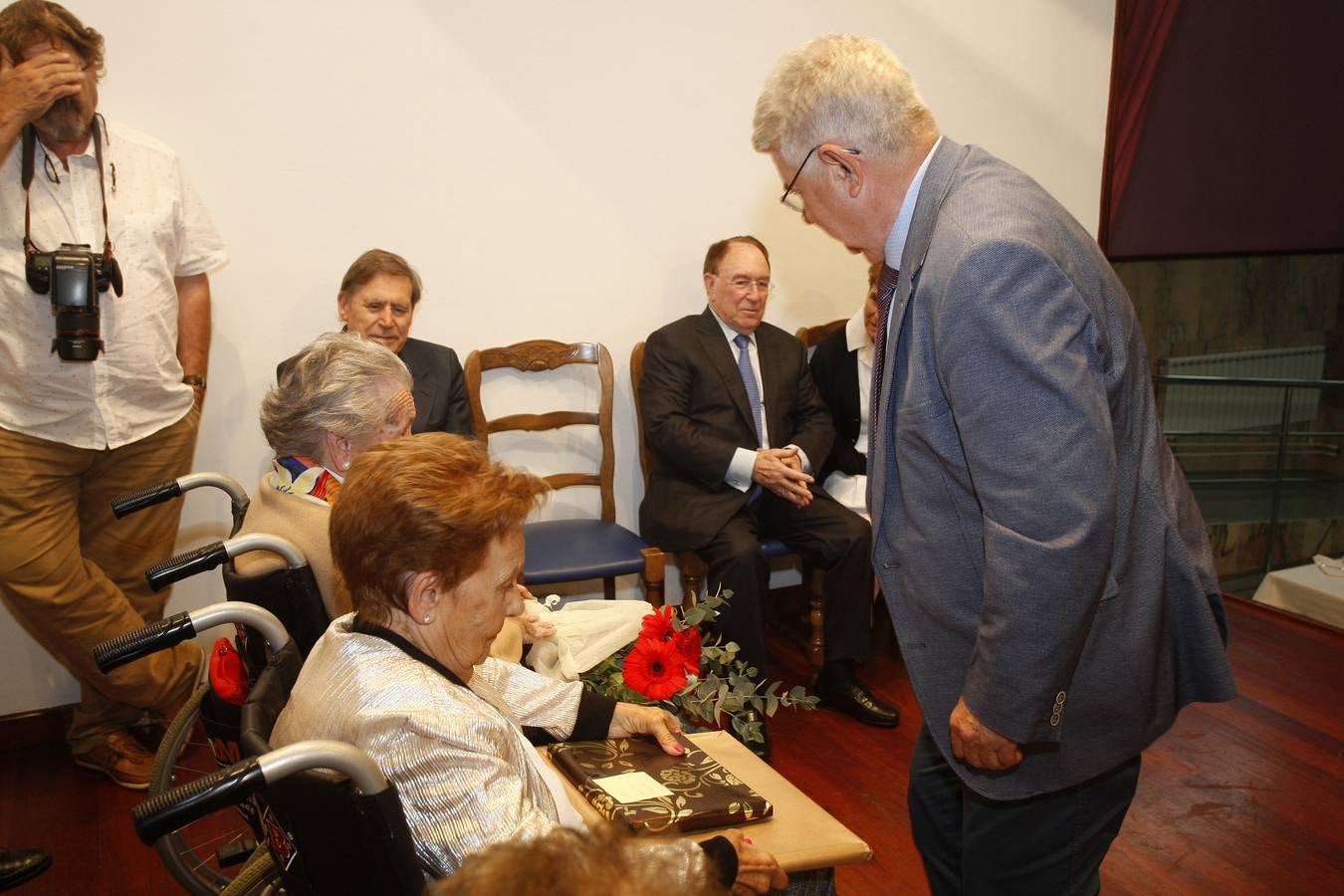 Fotos: La Fundación Asilo de Torrelavega brinda un homenaje a los 32 mayores que en 2019 han cumplido los 90 años de edad