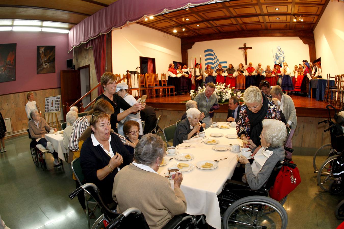 Fotos: La Fundación Asilo de Torrelavega brinda un homenaje a los 32 mayores que en 2019 han cumplido los 90 años de edad