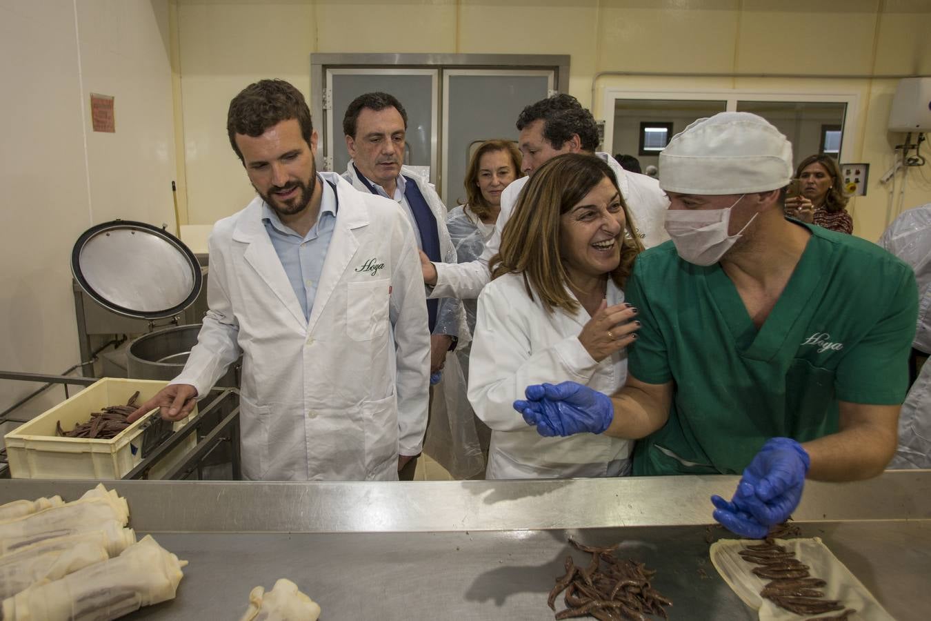 El líder del PP visita Santoña donde se sube a uno de los barcos del puerto y recorre conservas Hoya