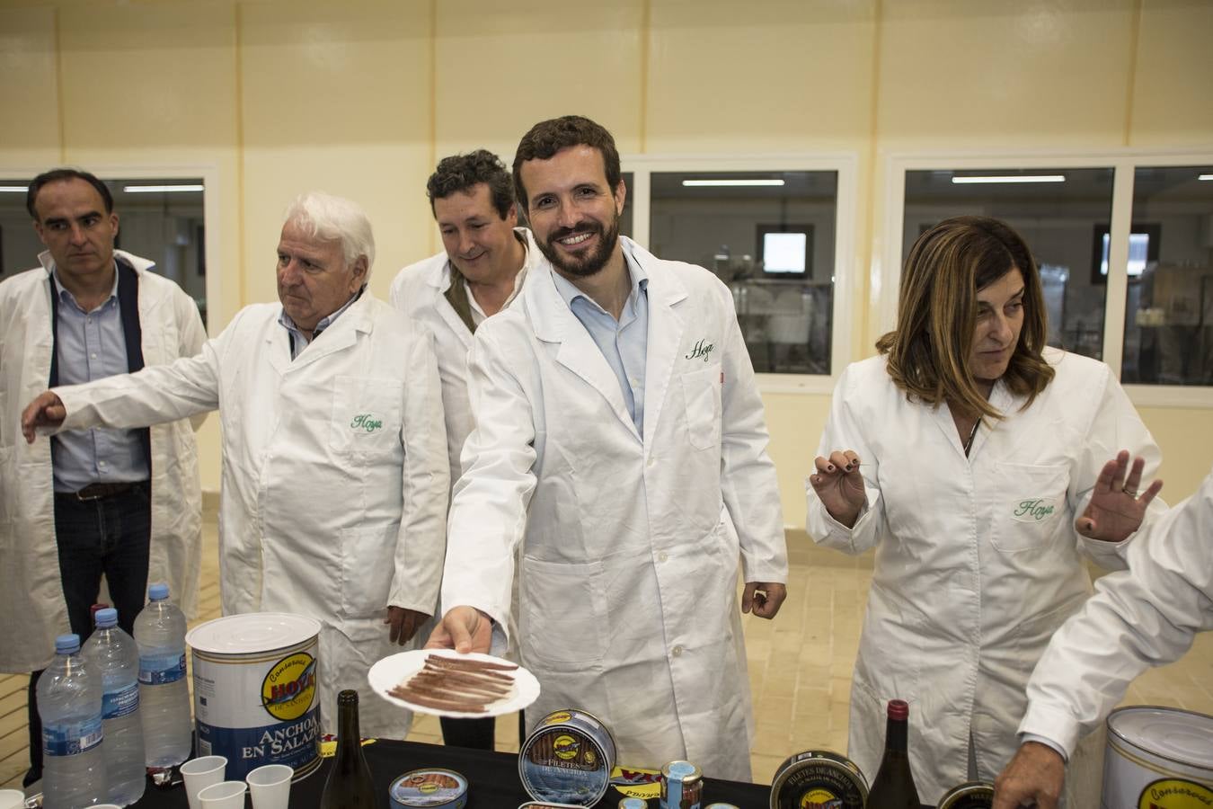 El líder del PP visita Santoña donde se sube a uno de los barcos del puerto y recorre conservas Hoya