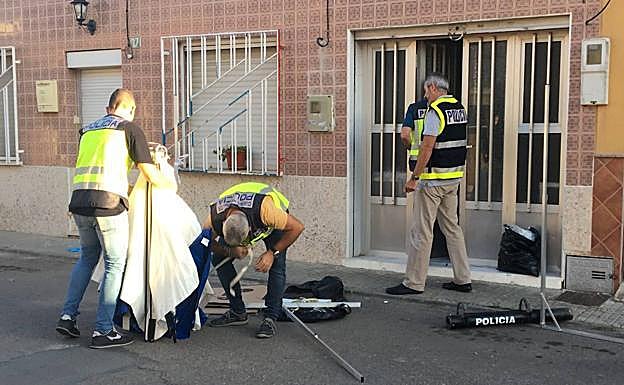 Agentes de Policía, durante el registro de la vivienda. 