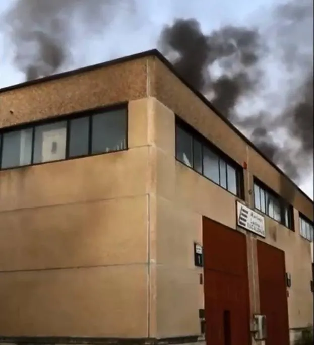 Sofocado un incendio en una nave del Polígono de Cros