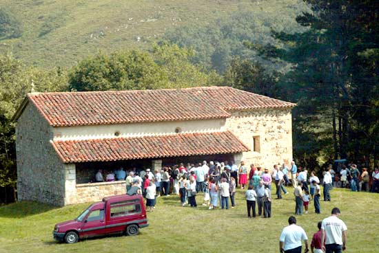 Imagen principal - El vestigio más antiguo del municipio de Ruente es la ermita de San Fructuoso, situada en la localidad de Lamiña. Iglesia parroquial de Lamiña, bajo la advocación de la Virgen de Nuestra Señora del Rosario. Iglesia de Santa María Magdalena, en Ruente.